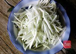 Illustration of how to stir-fry shredded eggplant with pepper 4