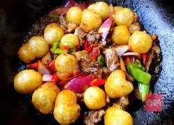 Potatoes Illustration of how to cook beef with clay balls 15