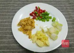 Illustration of how to make fat beef rolls in sour soup 2