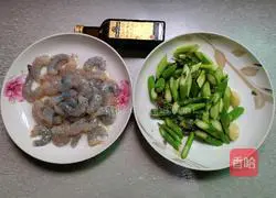 Illustration of how to make fried asparagus and shrimp 2