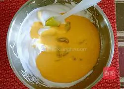 Illustration of how to make raisin cream cake roll 12