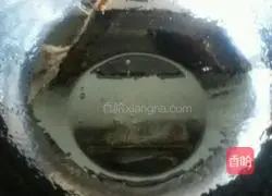 Illustration of how to make braised prawns with less oil 2