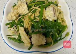 Illustration of how to stir-fry chive flowers with shredded cuttlefish and bamboo shoots 5