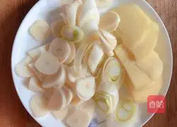 Cordyceps Flower Stewed Chicken (with Spring Bamboo Shoots and Shiitake Mushrooms) Recipe Illustration 3