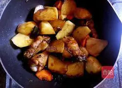 Illustration of how to cook chicken legs stewed with potatoes (pressure cooker version) 7