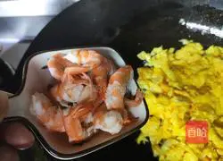 Illustration of how to make fried eggs with shrimps and leek 4