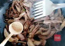 Illustration of how to cook chicken wings and stewed mushrooms 13