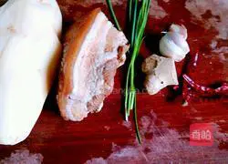 Illustration of how to make twice-cooked potato pork 1