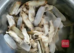 Illustration of how to stir-fry razor clams with ginger and green onion 4