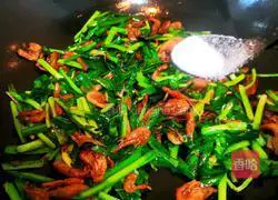 Illustration of how to make stir-fried river shrimp with leeks 5