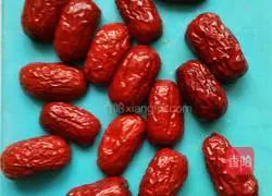 Illustration of how to make steamed pumpkin with red dates 7