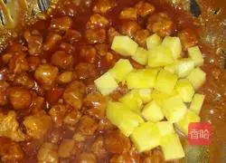 Illustration of how to make pineapple and cherry meat 8