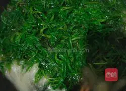 Illustration of how to make egg yolk and meat floss green dumplings 1