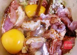 Illustration of how to make fried crispy pork 3