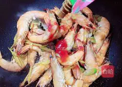 Illustration of braised prawns in tomato sauce and oil 9