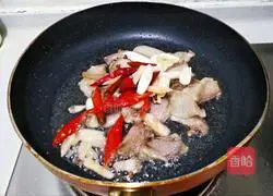 Illustration of how to make fried pork slices with pickled peppers and bamboo shoots 8