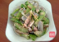 Illustration of how to stir-fry razor clams with loofah 7