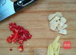 Illustration of how to make shredded mushrooms and pork 3