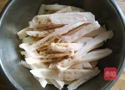Illustration of how to make dry fried lotus root sticks 3