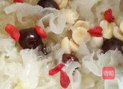 Illustration of how to make donkey-hide gelatin, tremella and lotus seed soup 3