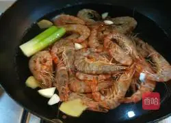 Beijing recipe for boiling Xiaojiujie shrimp in clear water 3