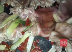 Illustration of how to make red oil ear pieces 2