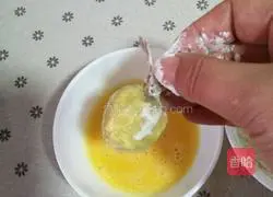 Illustration of how to make mashed potato and shrimp balls 13