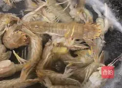 Illustration of how to make salted shrimps and mushrooms 5