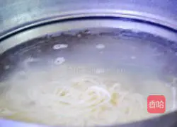 Illustration of how to make cold shredded chicken noodles for high temperatures 8