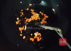 Illustration of how to make assorted fried rice with cured meat 7