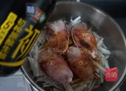 Illustration of how to stew fish with shredded radish 6