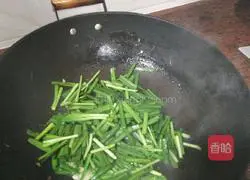 Illustration of how to stir-fry river shrimps with leeks 8