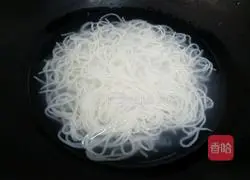 Illustration of how to make sour soup and fat beef noodles 5