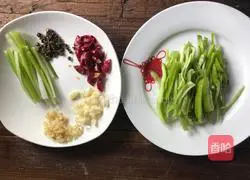 Illustration of how to make fried pig ears with three peppers 2