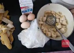 Illustration of how to make banana egg pancake 2