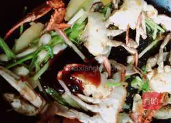Illustration of how to stir-fry swimming crabs with onions and ginger 7