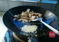 Illustration of how to make twice-cooked pork with flavored black bean sauce 8