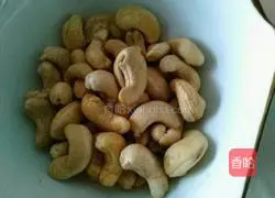 Illustration of how to stir-fry cashews with celery and lily 3