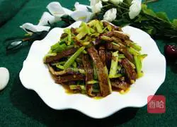 Illustration of how to stir-fry Hunan dried celery with small celery 8