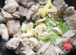 Illustration of how to make pork ribs and stewed potatoes 11