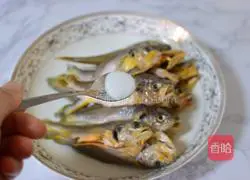 Illustration of how to make dry-fried yellow croaker 1 