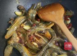 Illustration of how to make loach stewed tofu 4