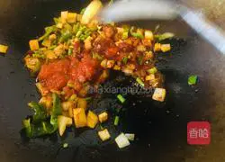 Illustration of how to make stir-fried mutton dumplings 8