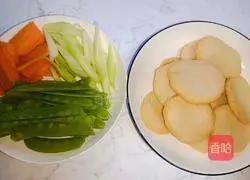 Illustration of how to make snow pea cuttlefish cakes 1