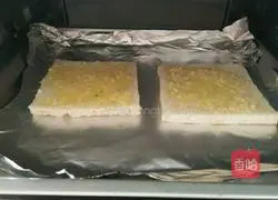 Illustration of how to make garlic bread slices 5