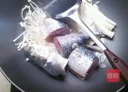 Illustration of how to cook fish with enoki mushrooms 10