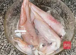 Illustration of how to make steamed squid with potato flour 1