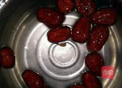 Illustration of how to make peach gum, red dates, tremella and lotus seed soup 4