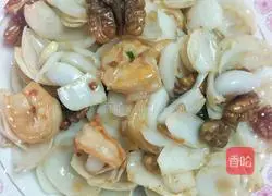 Illustration of how to make fried shrimps with lily and peach kernels 8