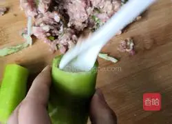 Illustration of how to stuff pork with pepper 5